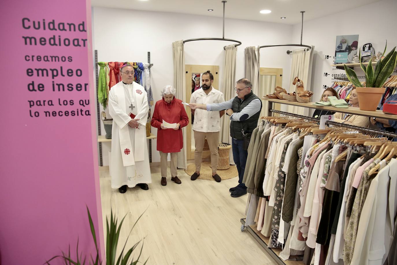 Inauguración de la segunda tienda Moda re- de Cáritas León