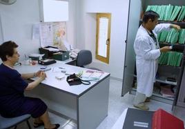 Consulta médica con la paciente acudiendo a su doctor de cabecera.