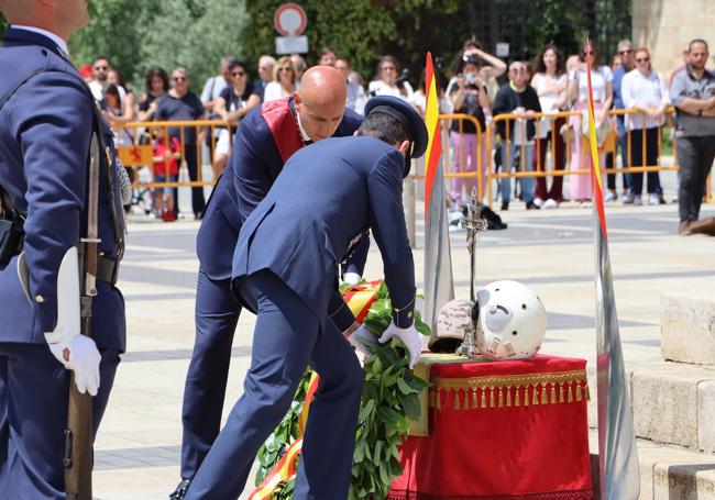 El alcalde y el coronel colocan la corona de laurel en el homenaje a los caídos.