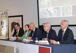 Imagen de la mesa redonda que inauguró la jornada del sábado en el XXXVII Congreso de la Sociedad Castellano y Leonesa-Cántabra de Medicina Interna, celebrado en El Palacín.