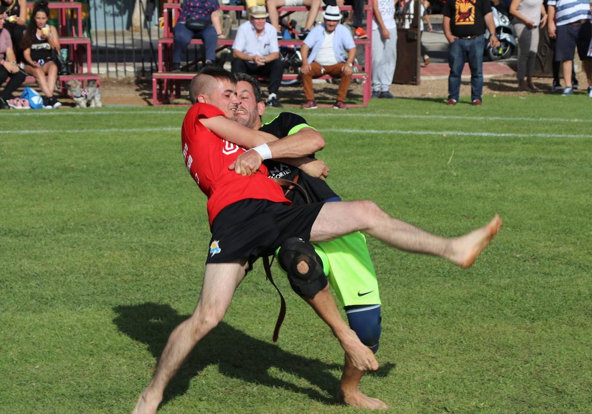 SImagen de archivo de un corro de lucha leonesa durante la temporada de verano.