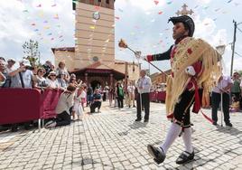 La figura de San Sebastián saliendo de la Iglesia de San Juan Bautista en la celebración del Corpus Christi este domingo.