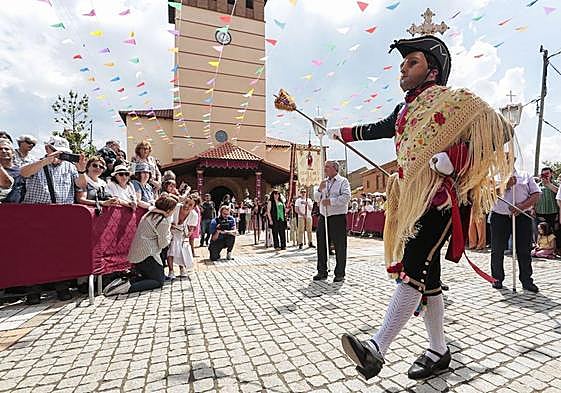 La figura de San Sebastián saliendo de la Iglesia de San Juan Bautista en la celebración del Corpus Christi este domingo.