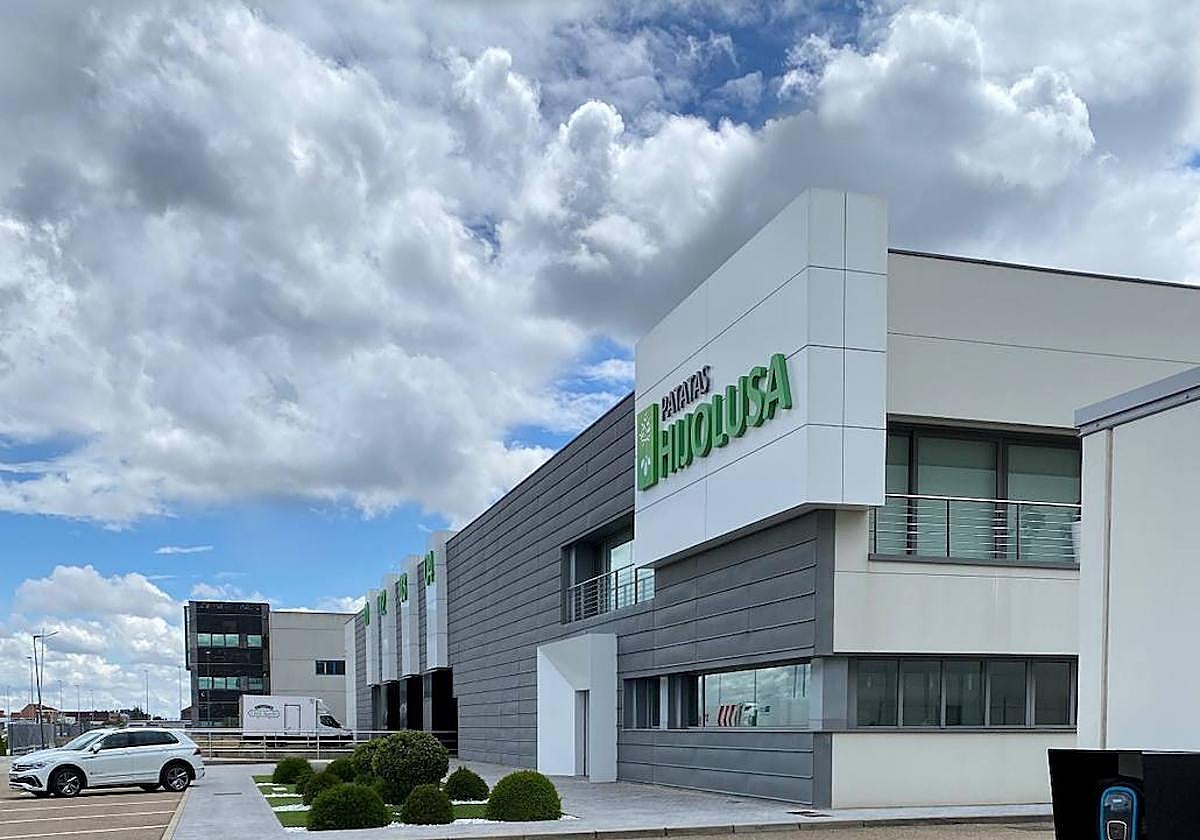 Papatas Hijolusa instala un punto de carga para vehículos eléctricos.