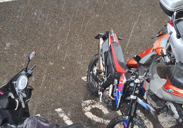 Tormenta de granizo impactando contra la ciudad de León durante la tarde de este lunes.