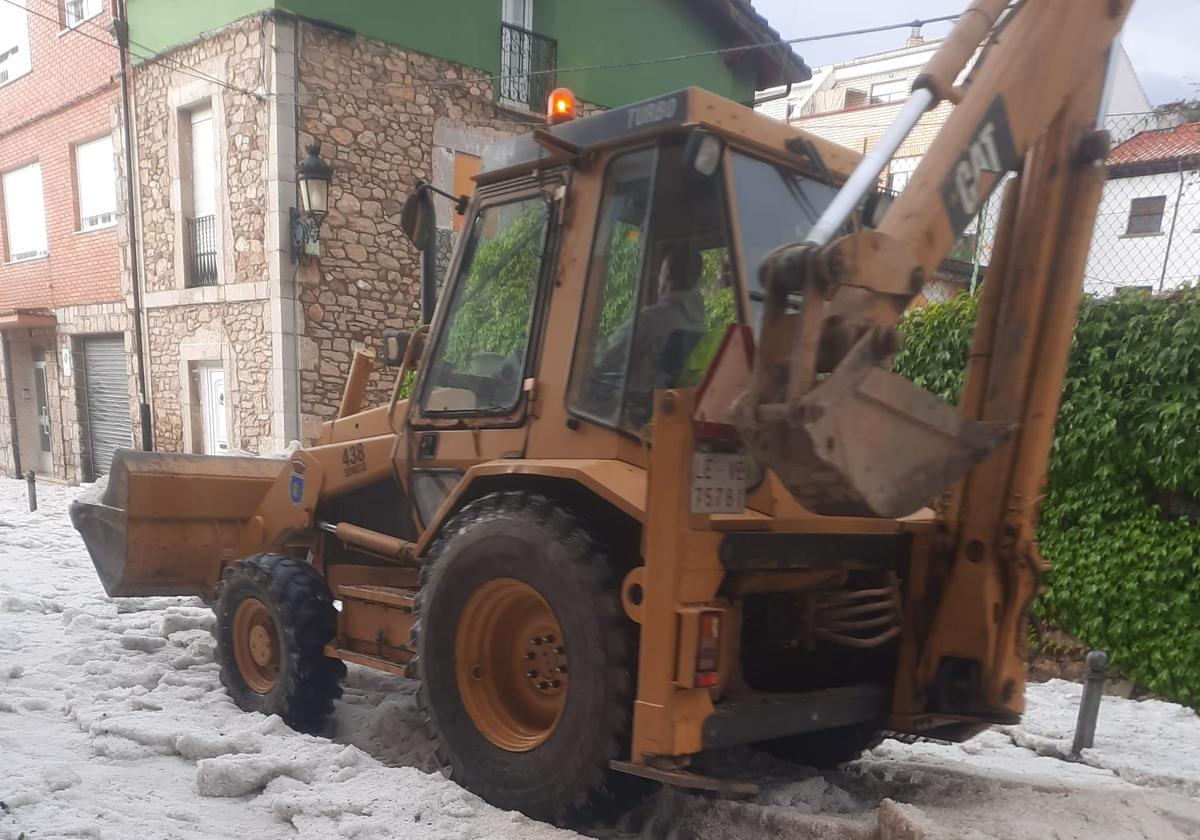 Granizada brutal en La Pola de Gordón