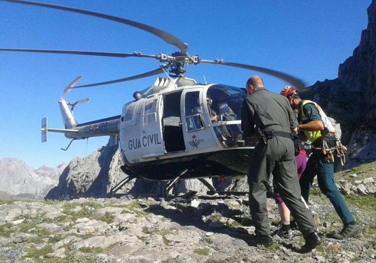 Helicóptero y personal de rescate de la Guardia Civil en una imagen de archivo.