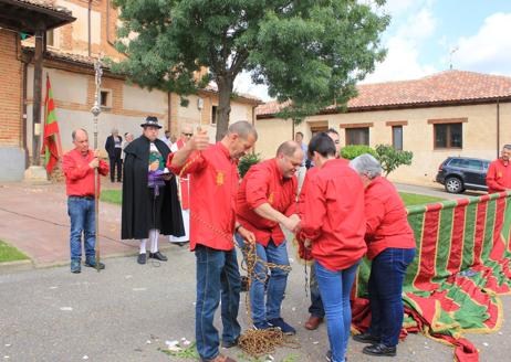 Imagen secundaria 1 - El pendón de Nuestra Señora del Camino vuelve a lucir con todo su esplendor