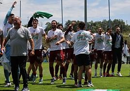 Los jugadores del Atlético Sanluqueño celebran el ascenso.
