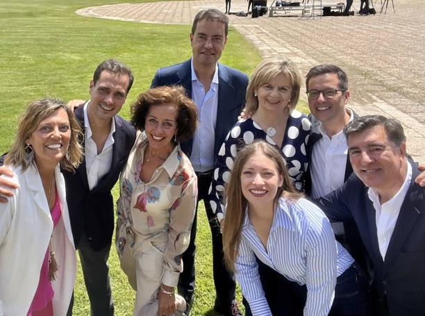 Ester Muñoz junto con otros canidatos al Congreso de los Diputados.