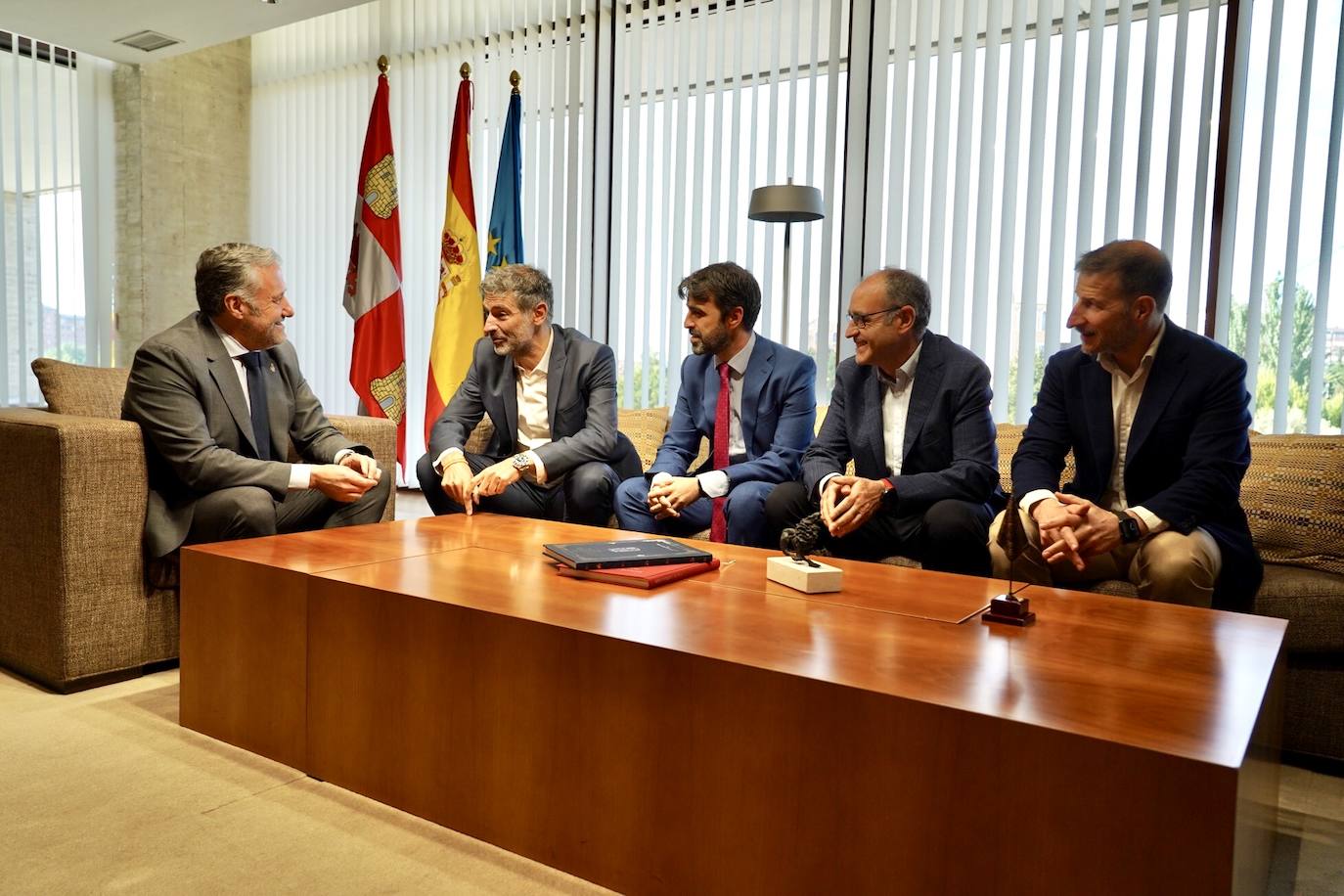 Reunión del presidente de las Cortes con el CEL