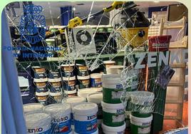 El escaparate de la tienda de pinturas roto por el método del alcantarillazo.