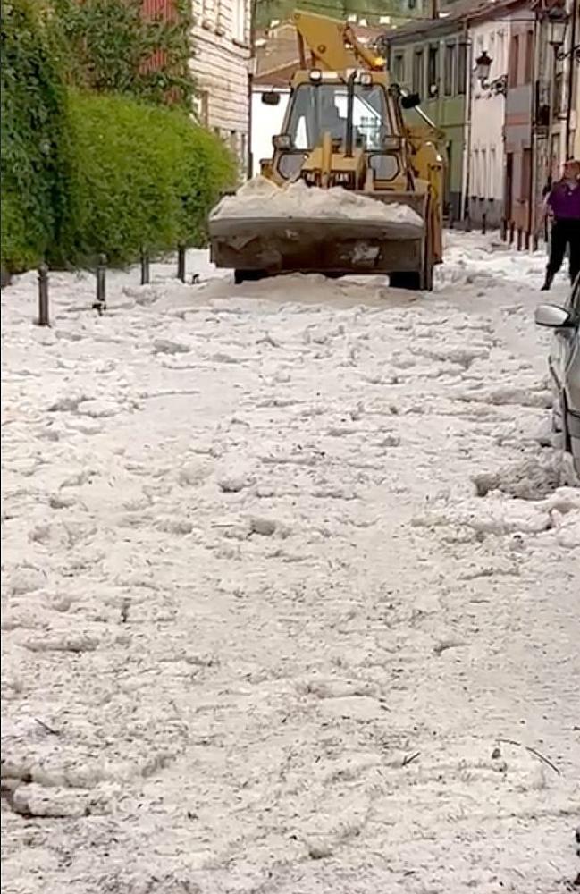 Imagen de una pala retirando granizo este martes en las calles de La Pola de Gordón.