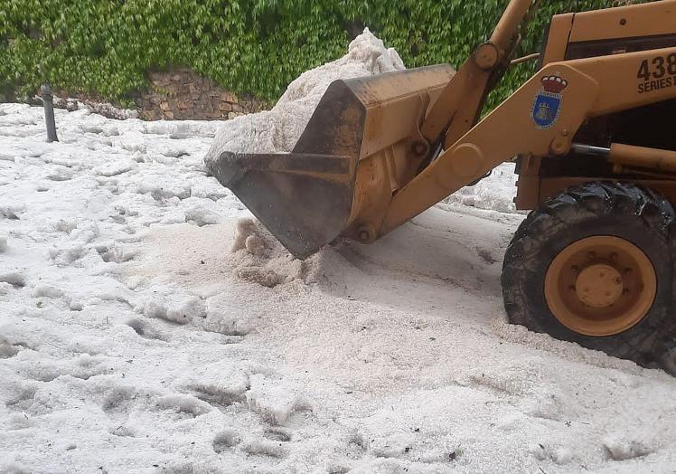 La cumulación de granizo alcanzó hasta los 20 centímetros en algunos puntos de la localidad.