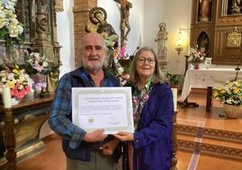 Blas Fernández recibe el premio del VII Concurso de Relato Corto Monasterio de Escalada.