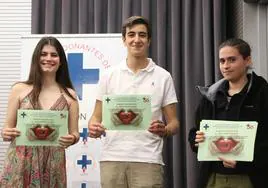 Paula Iglesias, Pablo Álvarez y Lucía Rubio, tres de los donantes que se han incorporado por primera vez en 2022 a la Hermandad con 18 años.