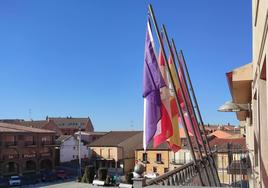 Banderas en el Ayuntamiento de Valencia de Don Juan.