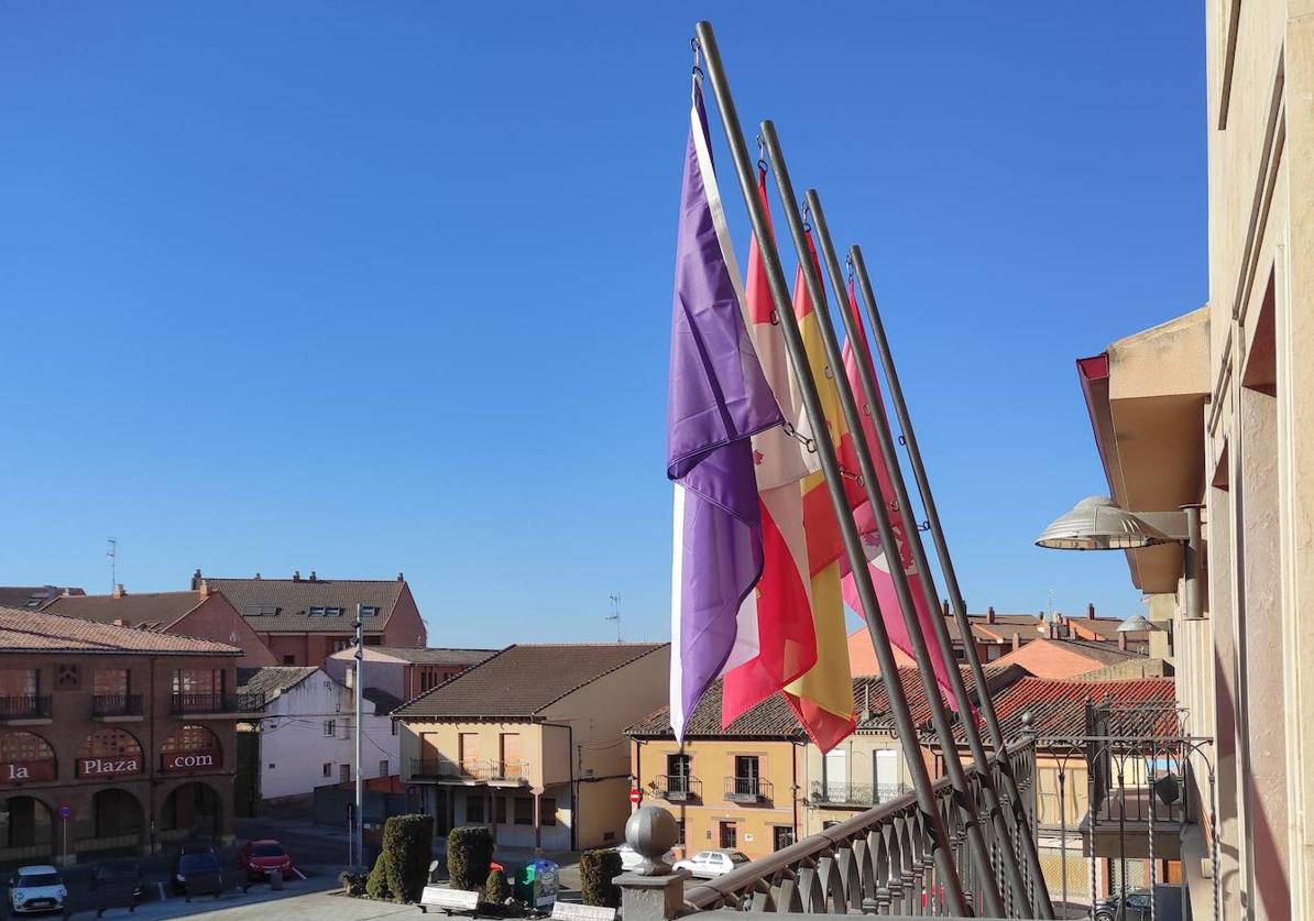 Banderas en el Ayuntamiento de Valencia de Don Juan.