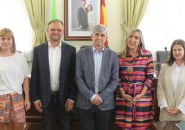 Foto de familia tras la toma de posesión del nuevo equipo en el rectorado de la ULE.