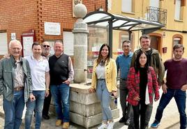 Cargos del Partido Socialista apoyando su candidatura en Gradefes.