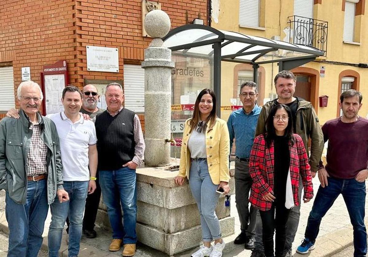 Cargos del Partido Socialista apoyando su candidatura en Gradefes.