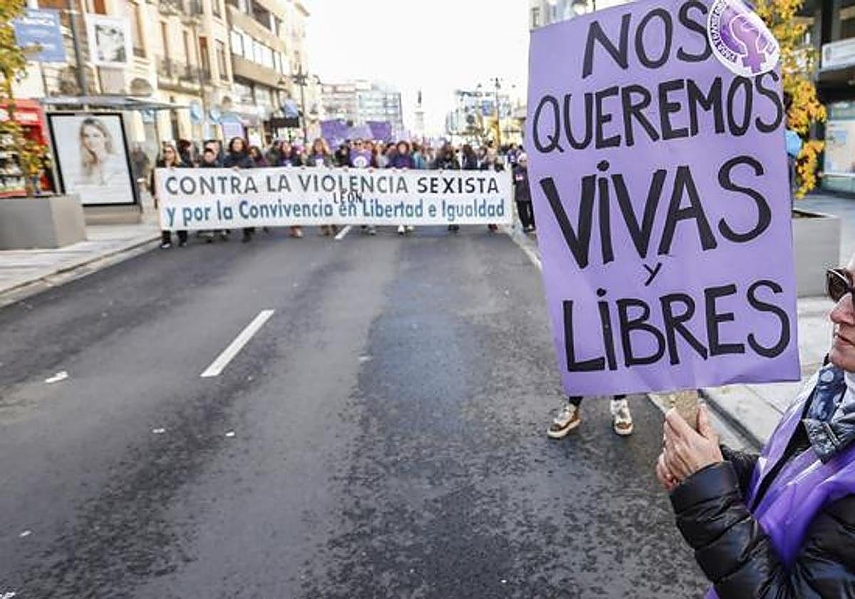 Imagen de archivo de una manifestación por las calles de León.