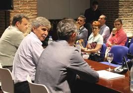 El Palacio Conde Luna de León ha acogido esta tarde la presentación del libro titulado 'Sí, era campo atrás. Mitos y falsas creencias en el baloncesto', del que son autores Miguel Ángel Gómez Ruano, Alberto Lorenzo y Alejandro Vaquera.