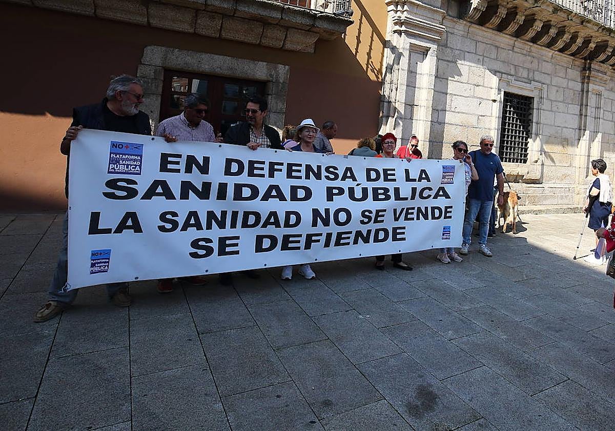 Concentración de la plataforma sanitaria para reclamar más especialistas en Reumatología para el Bierzo.