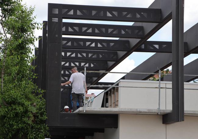 Operarios avanzan en la obra de la estación de autobuses de León.