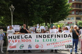 Unas reclamaciones que se han materializado en la mañana de este viernes con una protesta de un centenar de funcionarios frente a la subdelegación de gobierno de León