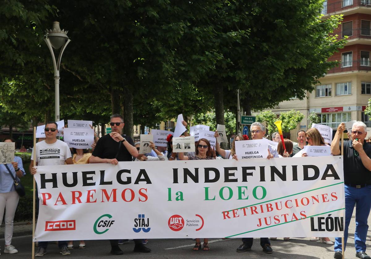 Unas reclamaciones que se han materializado en la mañana de este viernes con una protesta de un centenar de funcionarios frente a la subdelegación de gobierno de León