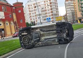 Imagen del coche volcado en las inmediaciones de la Plaza de Toros de León.