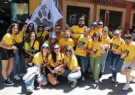 El colorido y el 'buen rollo' del desfile de peñas ha inundado el centro de León este sábado.