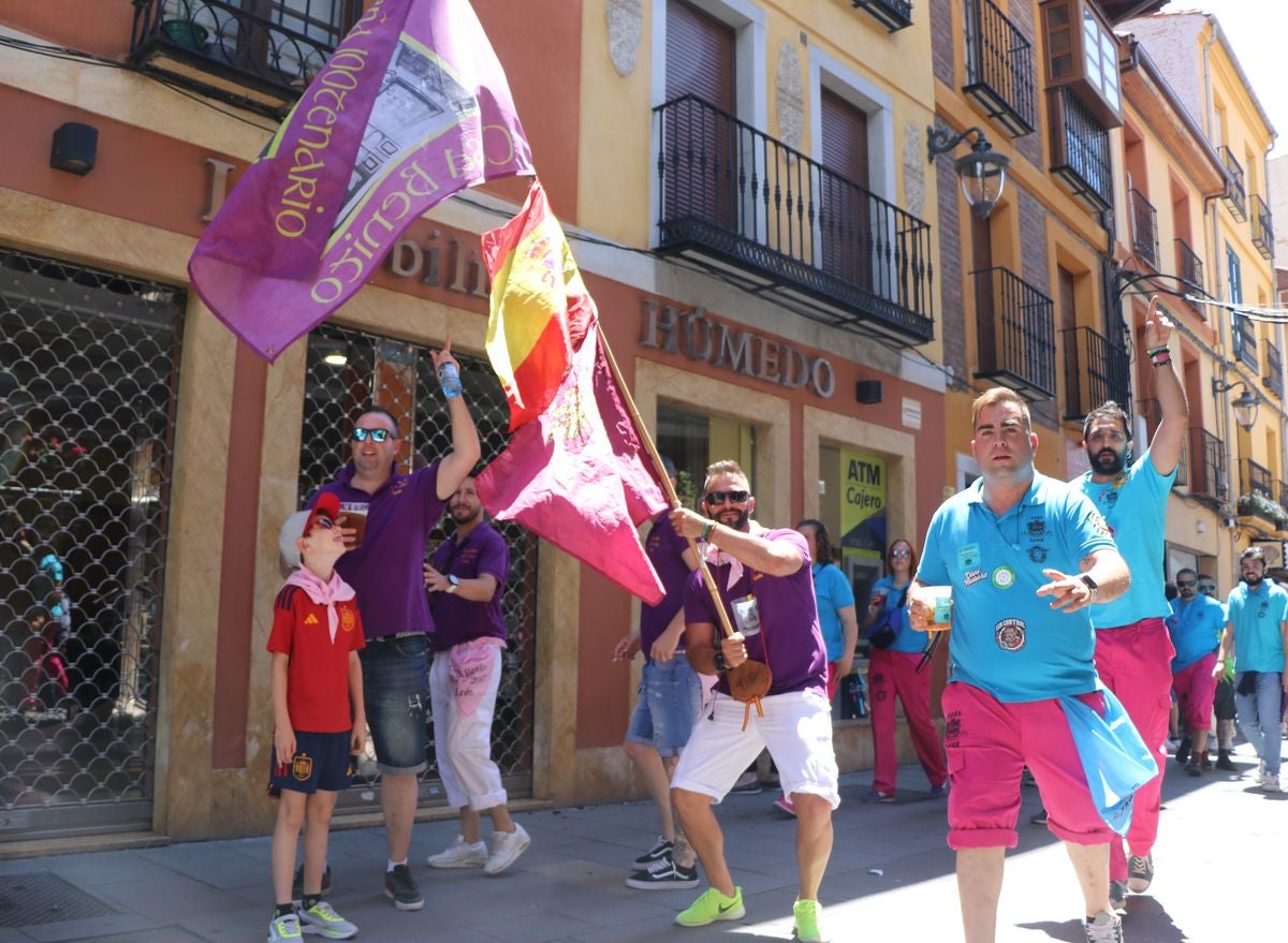 Las peñas anuncian la llegada de las fiestas