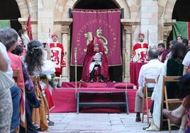 Imagen de la recreación de las Cortes de 1188 en el Claustro de San Isidoro