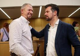 El candidato del PSOE y nuevo alcalde, Jorge Pérez, con Luis Tudanca.