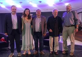 Ana Merino y José María Merino, junto al alcalde de La Bañeza, en el encuentro literario de este viernes.