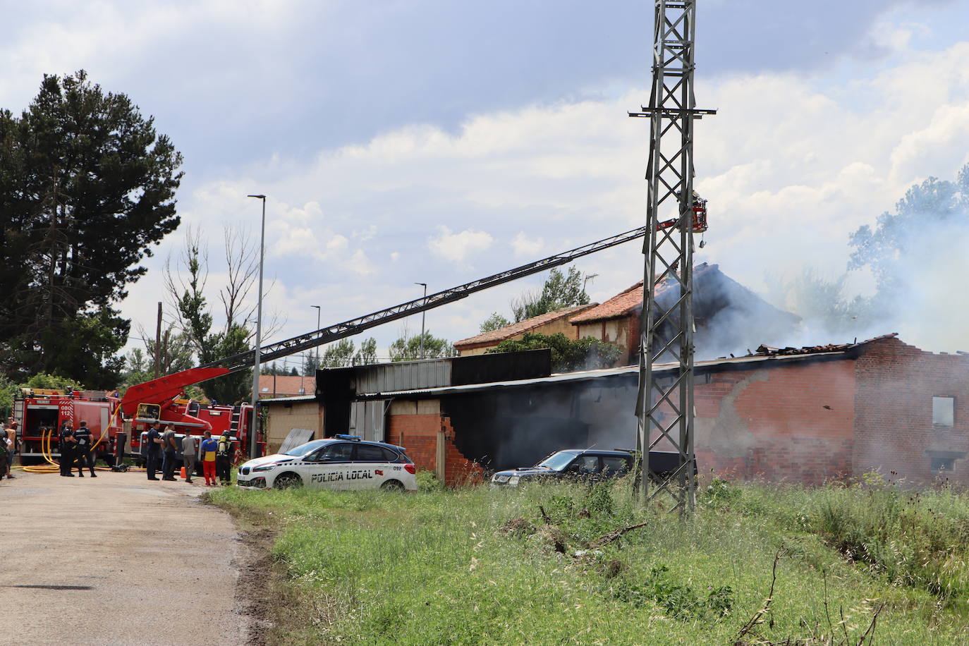 Incendio por un rayo en una nave