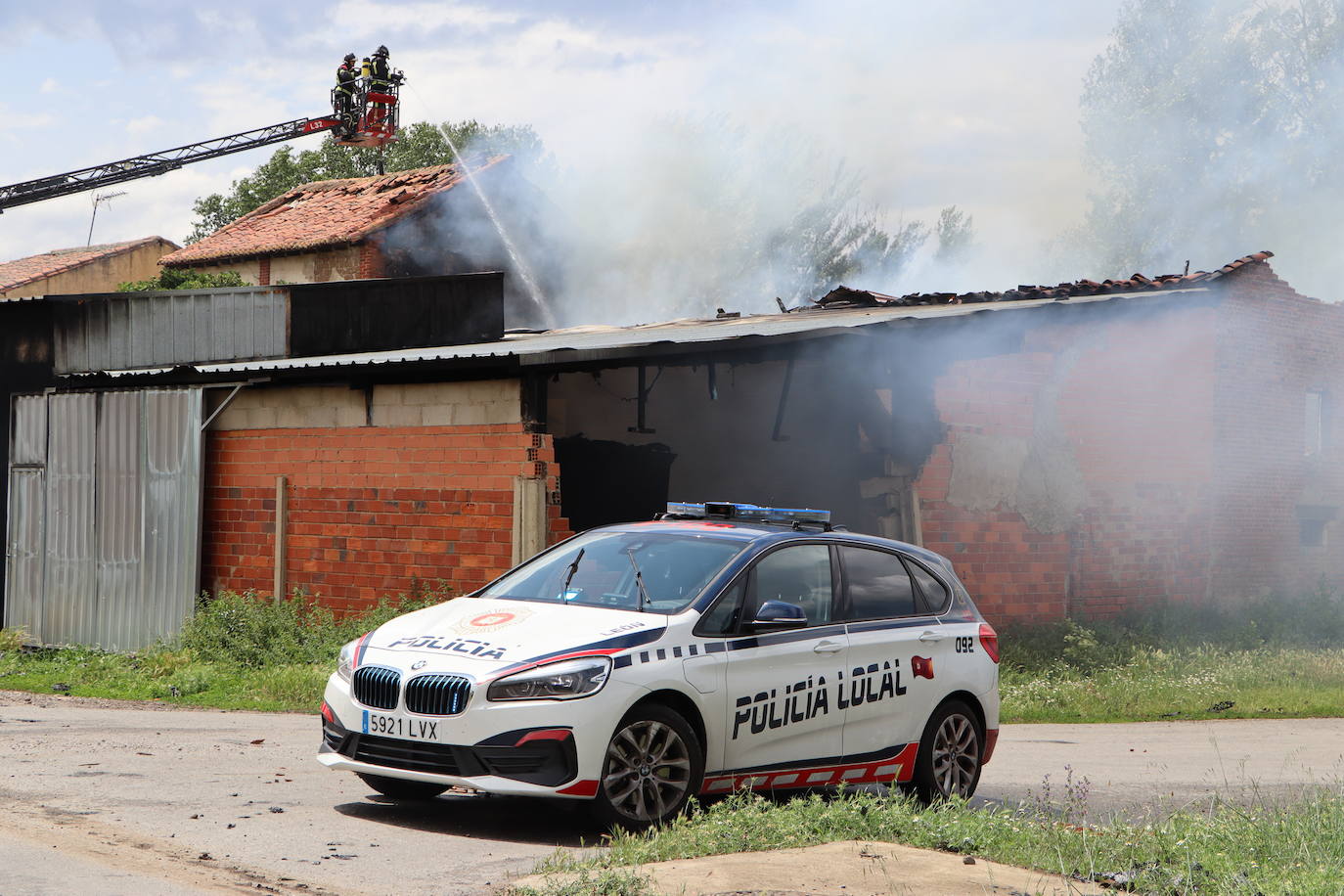 Incendio por un rayo en una nave