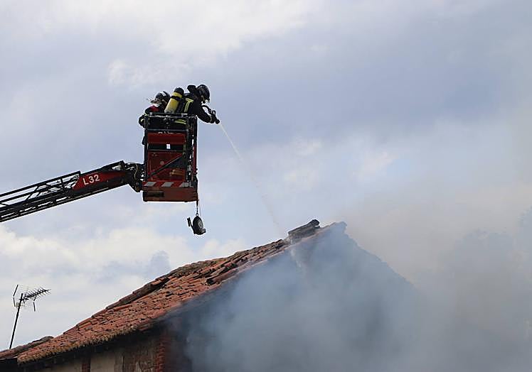 Los Bomberos realizaron las labores de extinción del incendio.