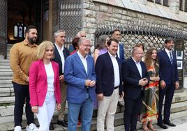 El presidente del Partido Popular de Castilla y León, Alfonso Fernández Mañueco, y el vicesecretario de Organización del Partido Popular, Miguel Tellado, asisten a la Junta Directiva Extraordinaria del Partido Popular de León. Junto a ellos, la presidenta provincial del PP y candidata al Congreso por León