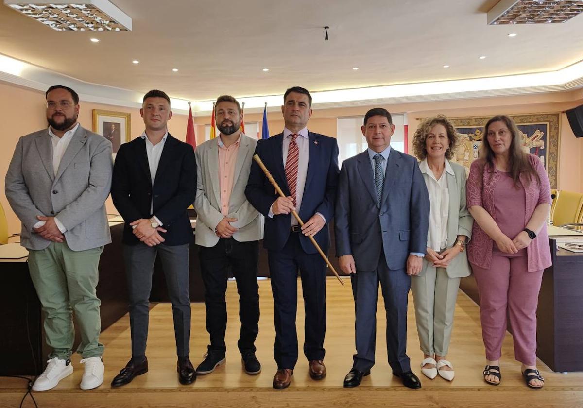 Nuevo equipo de Gobierno en Valencia de Don Juan con Ricardo Barrientos (UPL), en el centro de la imagen con la vara de alcalde.