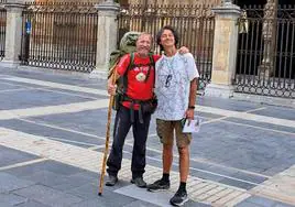 El peregrino Alberto Castelló en su paso por León con la Catedral de fondo.