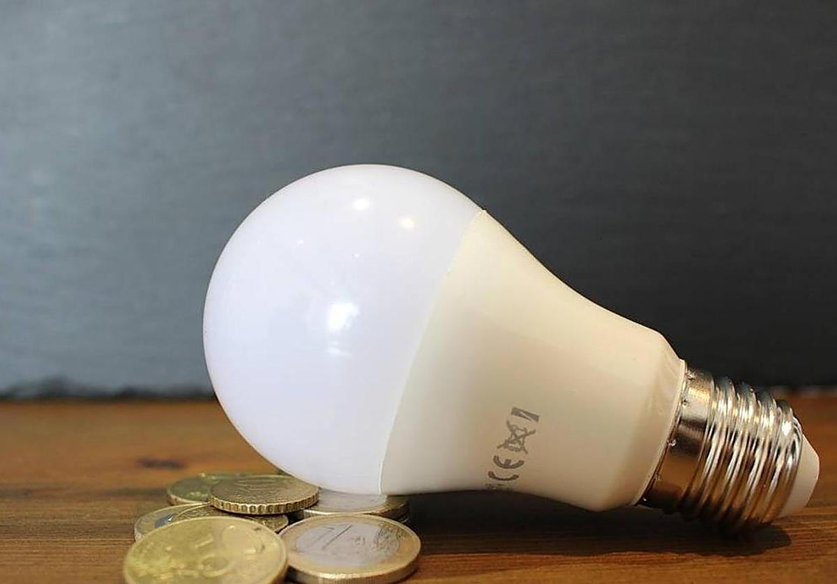 El precio de la luz sube un 4,76% este miércoles, hasta los 117,06 euros/MWh, el segundo más alto del mes