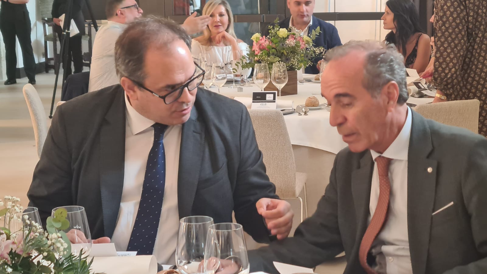 Reunión-comida del comisionado del Corredor Atlántico y los empresarios leoneses