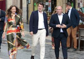 El presidente del Partido Popular de Castilla y León, Alfonso Fernández Mañueco, y el vicesecretario de Organización del Partido Popular, Miguel Tellado, asisten a la Junta Directiva Extraordinaria del Partido Popular de León. Junto a ellos, la presidenta provincial del PP y candidata al Congreso por León.