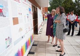 Exposición 'Caminos migrantes' para conmemorar el Día Mundial de las Personas Refugiadas, en la sede de Cruz Roja Castilla y León. Asisten, la consejera de Familia e Igualdad de Oportunidades, Isabel Blanco; la subdelegada del Gobierno en Valladolid, Alicia Villar; y la presidenta autonómica de Cruz Roja, Rosa Urbón; entre otros