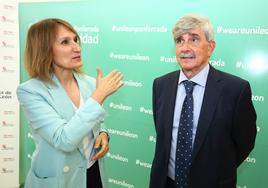 La consejera de Educación, Rocío Lucas, junto al rector de la Universidad de León, Francisco García Marín, durante unos premios.