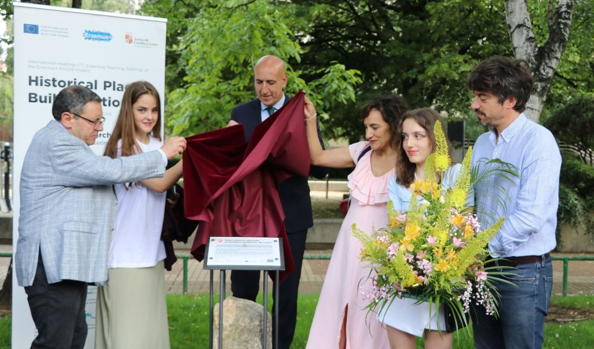 Descubrimiento de un monolito en memoria del antiguo hospicio de León