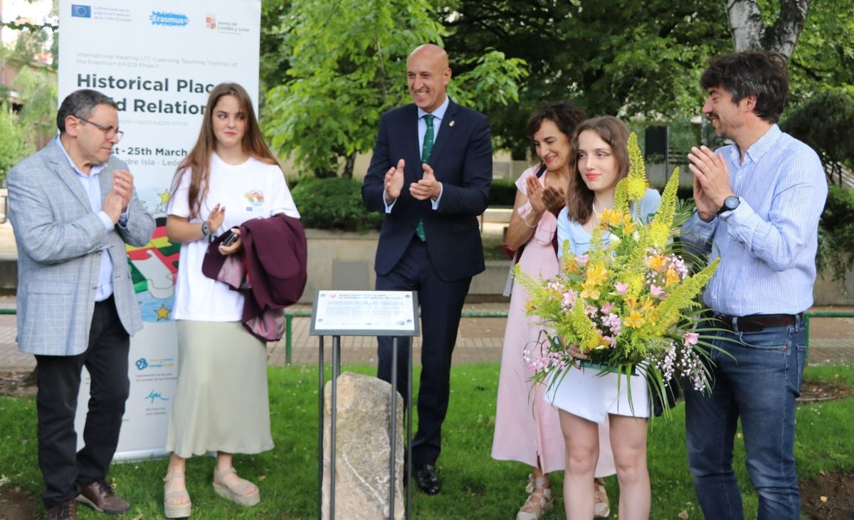 Descubrimiento de un monolito en memoria del antiguo hospicio de León
